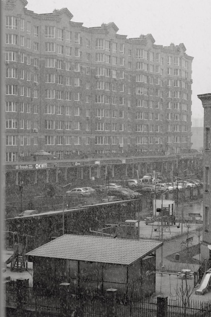 Es fällt stark Schnee in der Stadt.