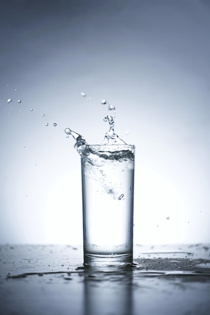 Esta es una foto de agua esparcida en un vaso.