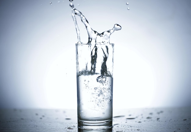 Esta es una foto de agua esparcida en un vaso.