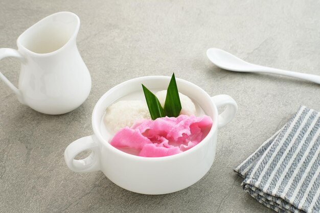 Es Gempol, postre indonesio elaborado con gempolpleret (harina de arroz), leche de coco y azúcar.