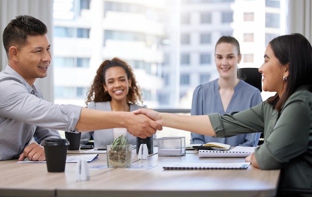 Es genial tenerte en el equipo Foto de dos empresarios dándose la mano en una reunión en el trabajo