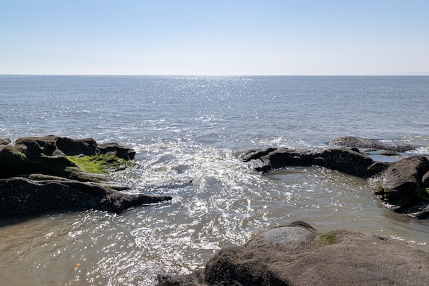 Es gibt alle Arten von Riffen am Meer, blauen Himmel und Meerwasser