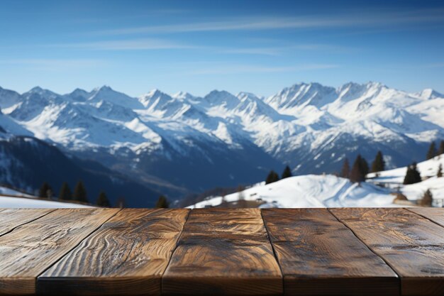 Es gibt einen Holztisch mit Bergblick im Hintergrund.