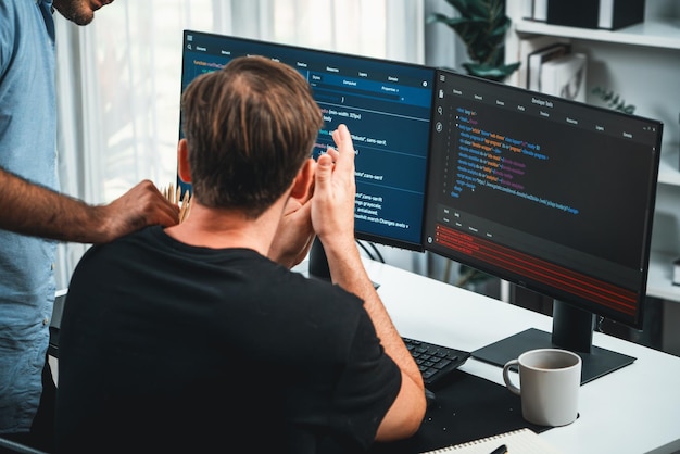 Es gibt Entwickler, die über Online-Softwareentwicklungsinformationen diskutieren, die verkaufbar sind.