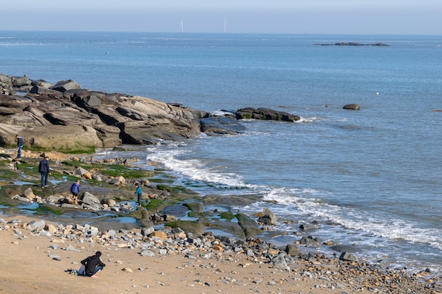 Es gibt Inseln mitten im Meer und Riffe und Strände an der Küste