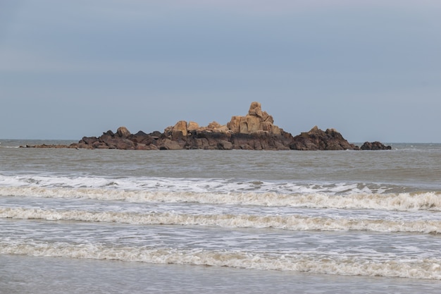 Es gibt Inseln mitten im Meer und Riffe und Strände an der Küste