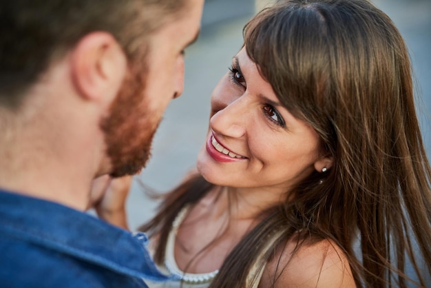 Es gibt Liebe in ihren Augen Hochwinkelaufnahme eines liebevollen jungen Paares, das sich bei einem Date liebevoll in die Augen schaut