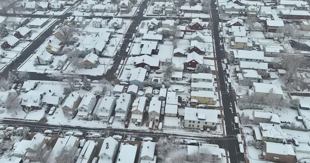 Es gibt nichts Dramatischeres als eine Luftaufnahme der verschneiten amerikanischen Kleinstadt im strengen Winter