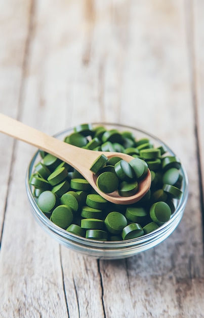 Es gibt viele Spirulina- und Chlorella-Tabletten. Selektiver Fokus. Natur.