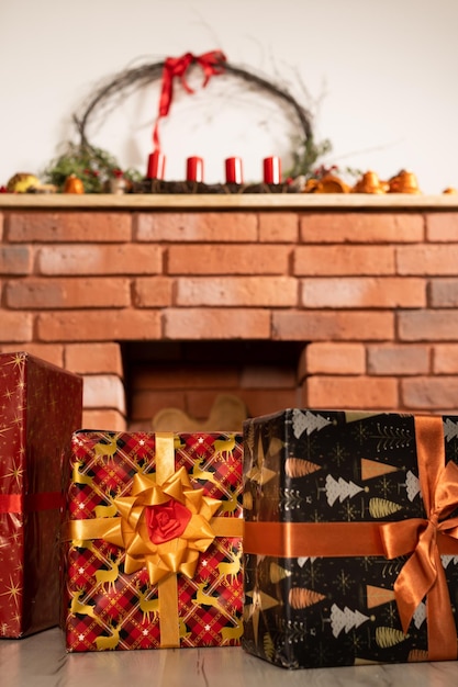 Foto es gibt weihnachtsgeschenke unter dem kamin die atmosphäre des weihnachten und die freude der geschenke
