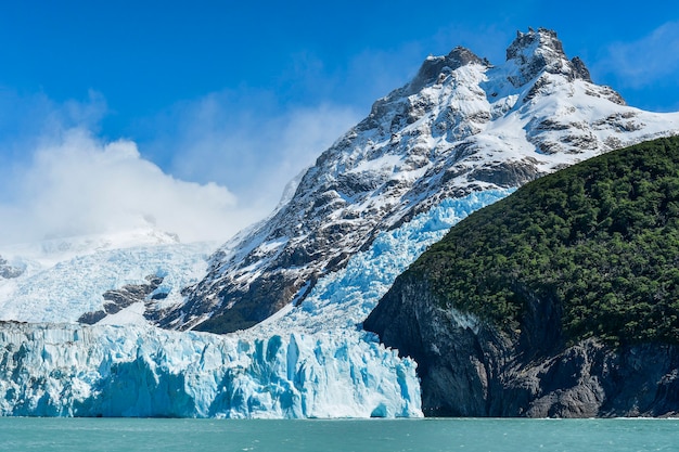 Es uno de los glaciares limítrofes entre Argentina y Chile.