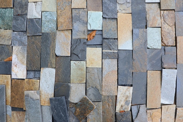 Esta es una hermosa pared de piedra con textura compuesta de varias piezas de pizarra de diferentes tamaños