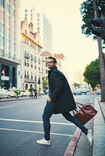 Es un hombre con una misión Foto de un hombre elegante cruzando una calle de la ciudad