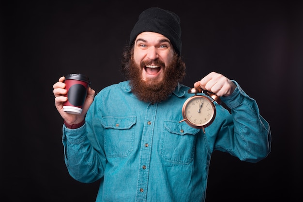 Es la hora del café, ve a tomar un café. Sorprendido barbudo