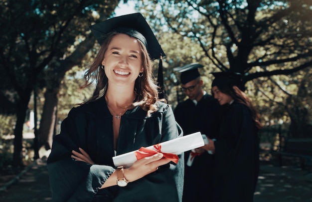 Foto es hora de dar la bienvenida a un nuevo y emocionante capítulo fotografía de una estudiante sosteniendo su diploma el día de la graduación