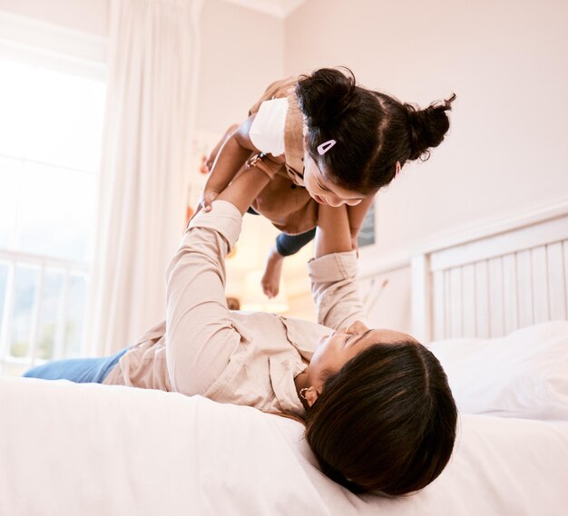 Es hora de jugar con mamá Foto de una niña jugando con su madre en casa