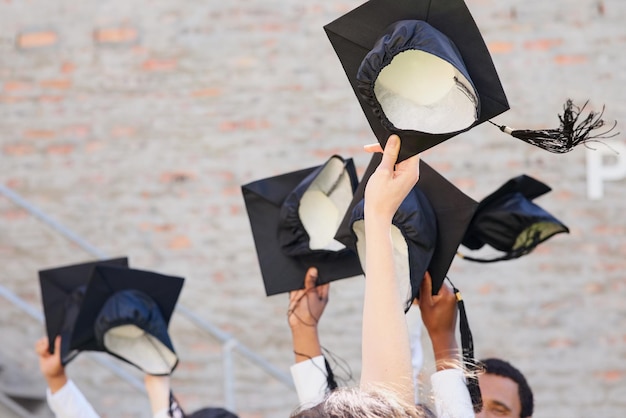 Es hora de lanzar esas gorras al aire Foto de un grupo de estudiantes lanzando sus gorras al aire el día de la graduación