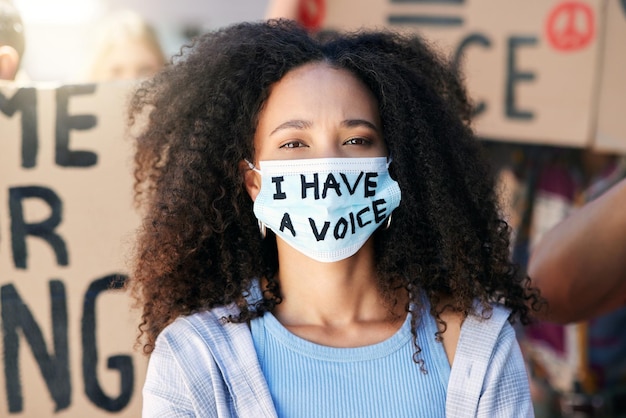 Foto es hora de poner fin a este mandato de máscara. retrato recortado de un grupo de jóvenes que protestan en la ciudad.