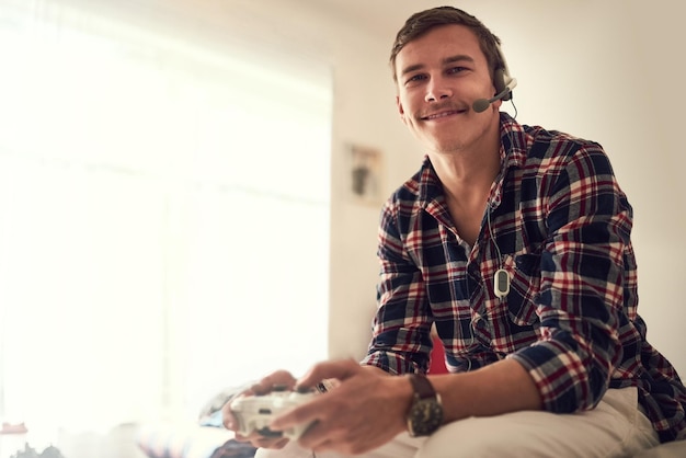 Es hora de poner este juego en Retrato de un joven feliz jugando videojuegos en casa