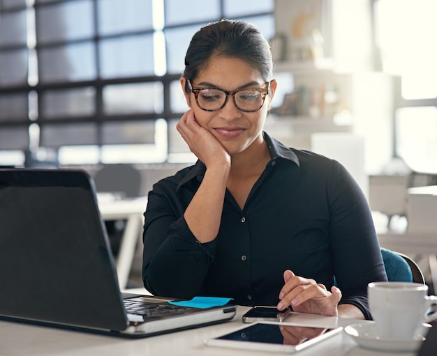 Es hora de programar esa reunión Fotografía de una mujer de negocios usando su teléfono mientras trabaja en su escritorio