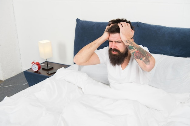 Es hora de relajar la energía y el cansancio hombre maduro con barba en pijama relajarse en la cama hombre barbudo hipster dormir en la mañana dormido y despierto hombre somnoliento brutal en el dormitorio solo necesita más relajación