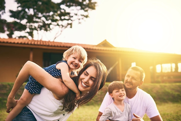 Foto es hora de tiempo de calidad en familia foto de una familia feliz uniéndose al aire libre
