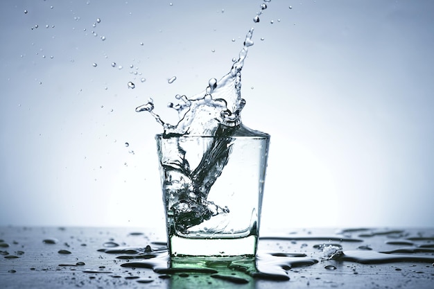 Esta es una imagen de agua esparcida en un vaso de hielo.