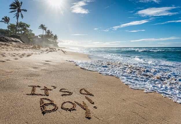 Es ist ein Junge, Geschlecht offenbart in den Sand am Sunset Beach in Hawaii geschrieben