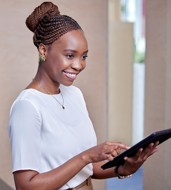 Es ist immer Zeit, die Dinge zweimal zu betrachten Aufnahme einer jungen Frau, die ein digitales Tablet in einem modernen Büro verwendet