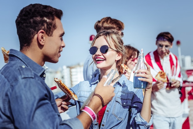 Es ist meins. Charmante blonde Frau, die ihren Partner beim gemeinsamen Mittagessen ansieht