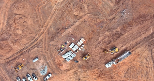 Es ist notwendig, dass Bagger Erdmuldenkipper beladen und während der Vorbereitung einer Baustelle Erde bewegen, um den Boden für den Bau vorzubereiten