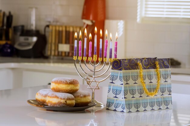 Foto es ist üblich, kerzen in hanukkah anzuzünden menorah feier hanukkah judentum traditionen familie religiöse feiertage