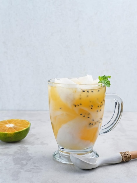 Es Kelapa Jeruk Bebida indonesia a base de naranjas frescas exprimidas con coco joven rallado