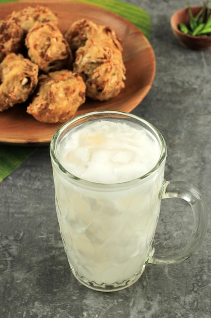 Es Kelapa Muda o Bebida de Coco Joven con Buñuelo de Verduras BalaBala