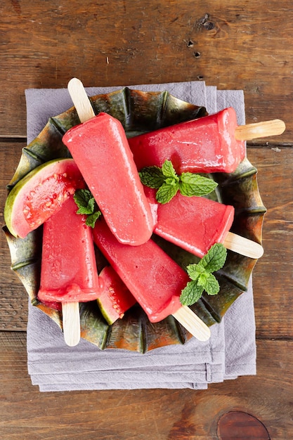 Es lolipop jambu biji Paletas congeladas caseras hechas de guayaba fresca Helado de paleta de guayaba