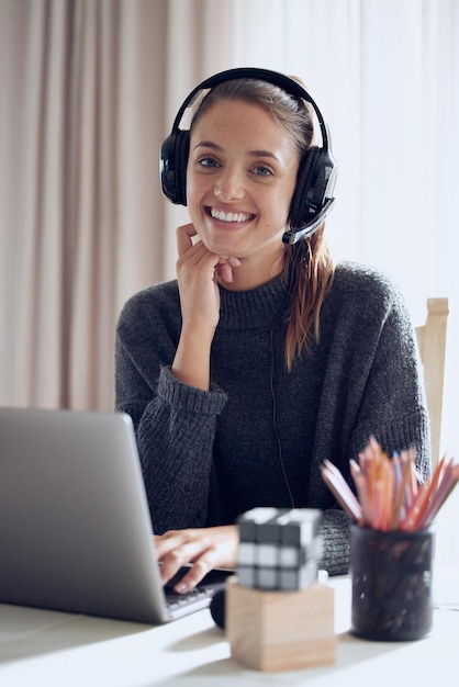 Es el maestro el que marca la diferencia Toma de una joven enseñando una lección en línea con su computadora portátil en casa