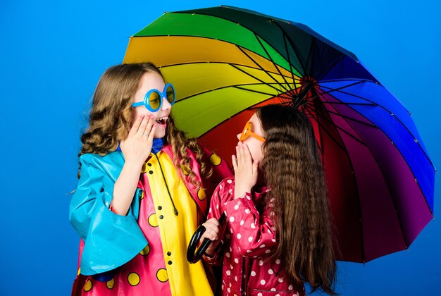 Es más fácil ser felices juntos Ser un arcoíris en la nube de alguien Clima lluvioso con la ropa adecuada Caminar bajo un paraguas Niños niñas amigos felices bajo un paraguas Paraguas brillante Infancia feliz