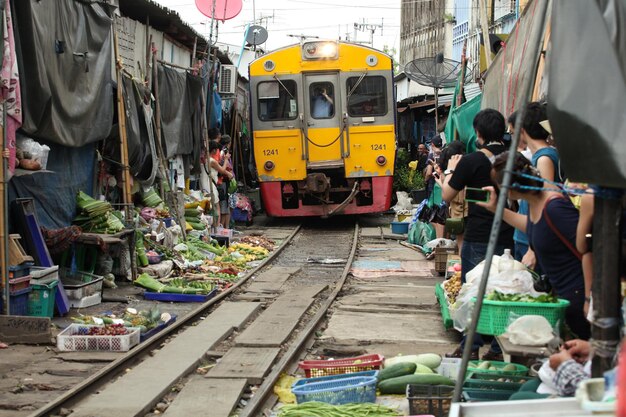 Este es un mercado por donde pasan los trenes.