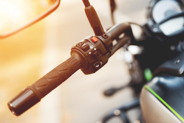 Foto esta es una motocicleta eléctrica moderna. está dirigida por un joven.