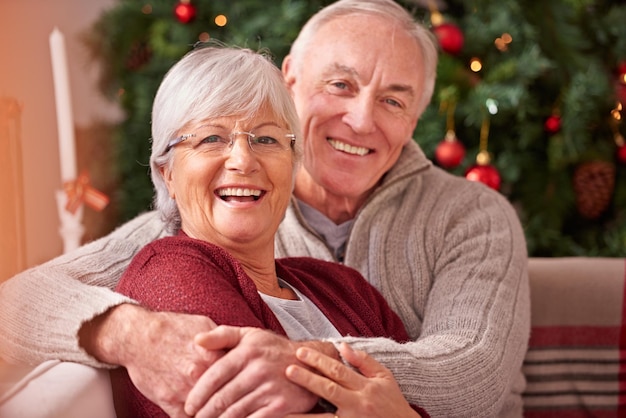 Es nuestra época favorita del año Fotografía de una pareja compartiendo la Navidad juntos en casa