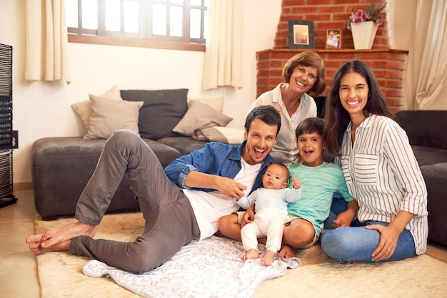 Esta es nuestra idea de la felicidad Retrato de cuerpo entero de una joven familia afectuosa que pasa tiempo de calidad juntos en casa