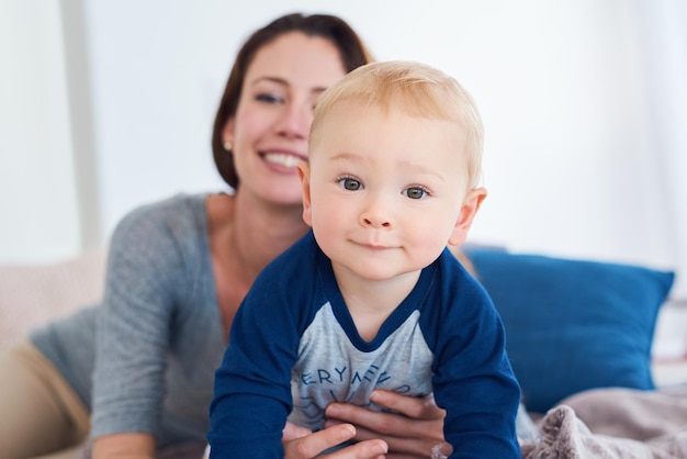 Es un pequeño puñado feliz Retrato de una madre que se une a su bebé en casa