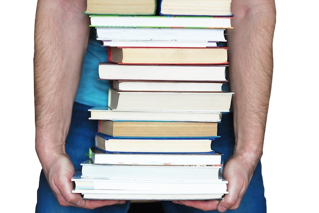 Es una pila de libros en manos de un hombre aislado en un fondo blanco El concepto de educación