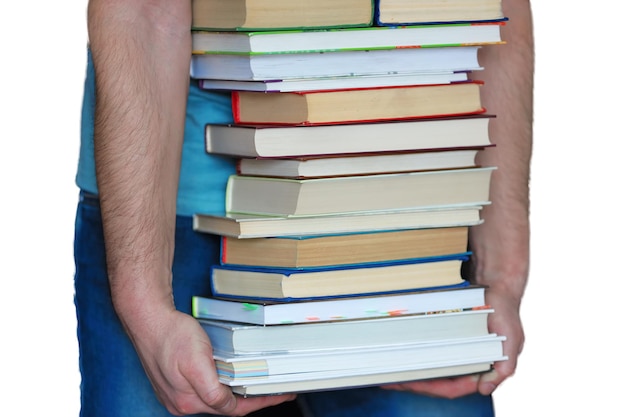 Es una pila de libros en manos de un hombre aislado en un fondo blanco El concepto de educación