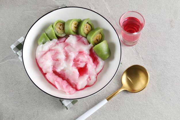 Es Pisang Ijo. Sobremesa tradicional de banana roll com leite de coco.