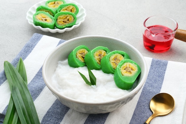 Es Pisang Ijo traditionelles Dessert aus Makassar Süd-Sulawesi Indonesien aus Banane