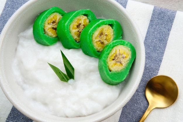 Es Pisang Ijo traditionelles Dessert aus Makassar Süd-Sulawesi Indonesien aus Banane