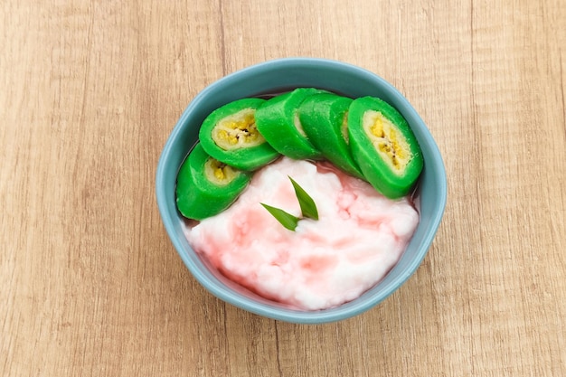 Es Pisang Ijo, traditionelles Dessert aus Makassar, Süd-Sulawesi, Indonesien, hergestellt aus Bananen.