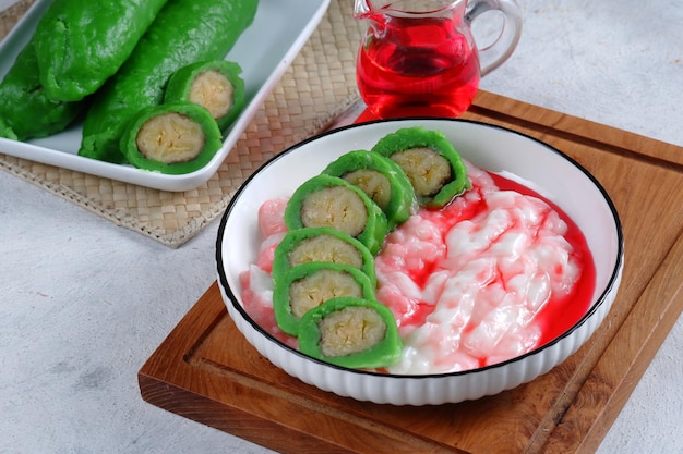 es pisang ijois una comida típica de Makassar South Sulawesi indonesia