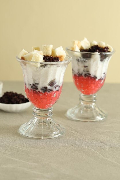 Es Podeng, postre tradicional de helado de coco, popular en Yakarta.